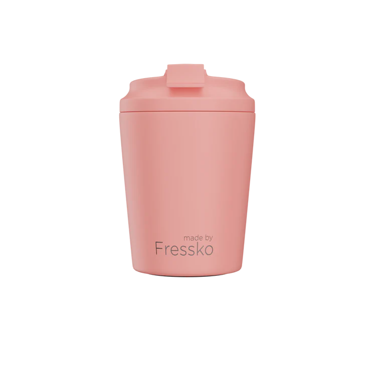 Piccolo Peachy - Peach-Pink reuseable cup with a lid on a white background, branded 'made by Fressko'.