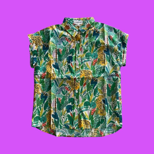 Short-sleeve shirt with a jungle-themed pattern on a purple background
